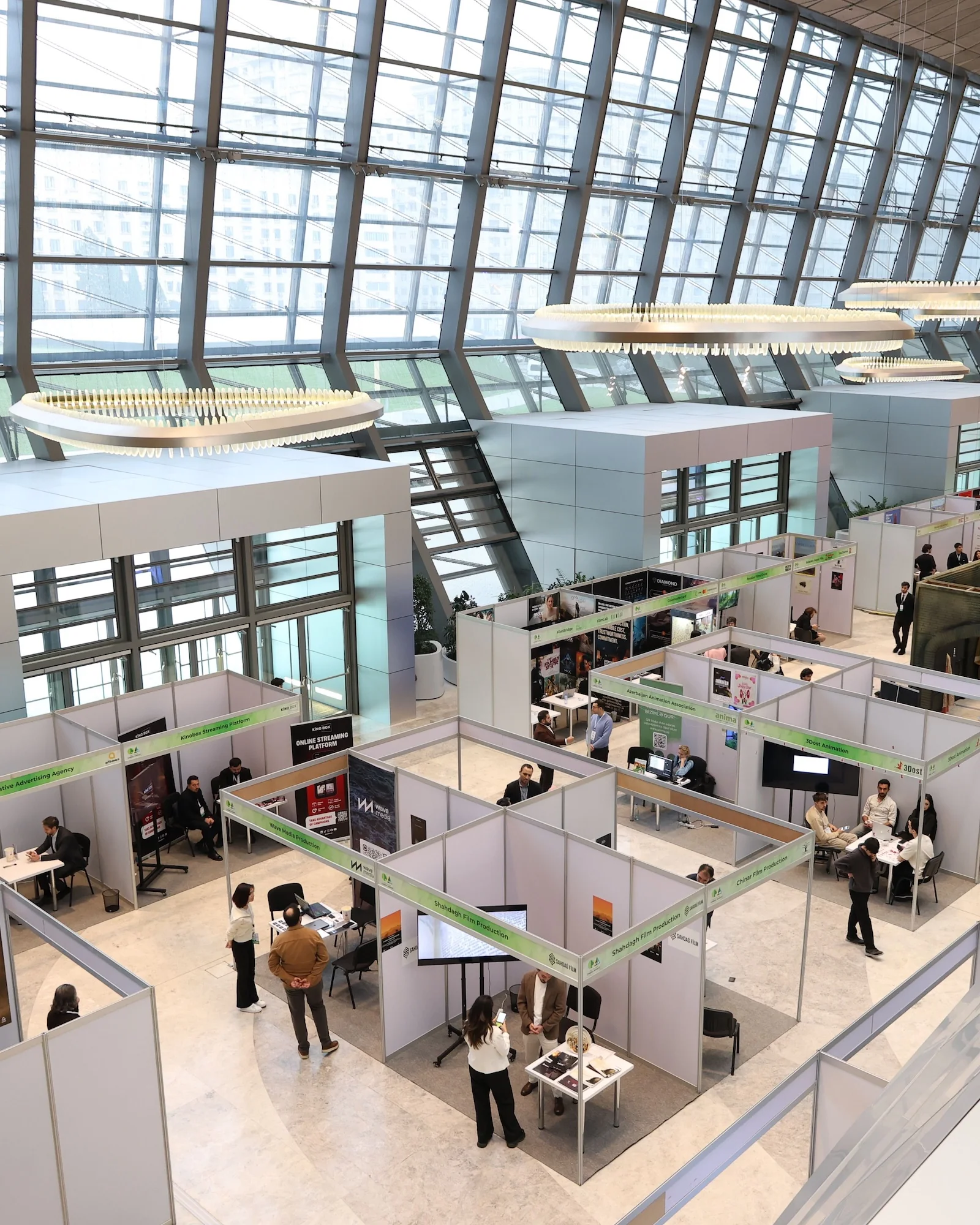 Beispielaufnahme einer Messehalle mit modularen Ausstellungsständen